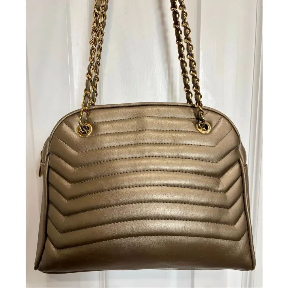 WORTHINGTON - Vintage Shoulder Bag in Metallic Gold Quilted Faux Leather.